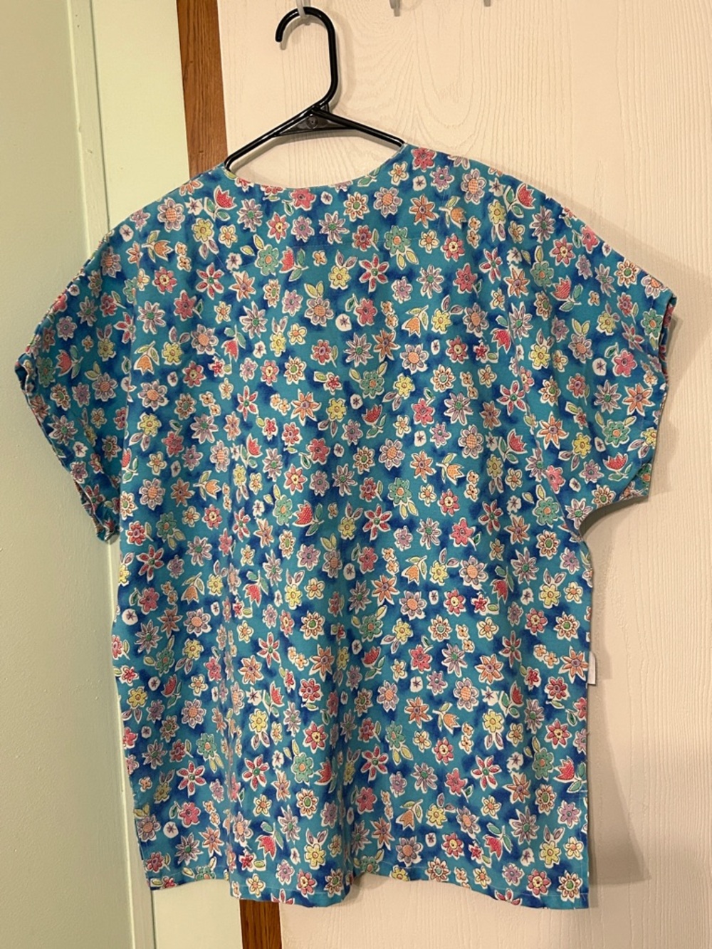 Spectrum Floral Blue Short-Sleeve Scrub Top Size Large - Picture 2 of 4